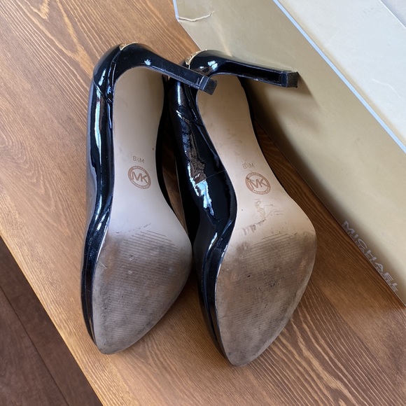 Michael Kors Navy patent wedge heels, size 8.5 - Picture 4 of 4